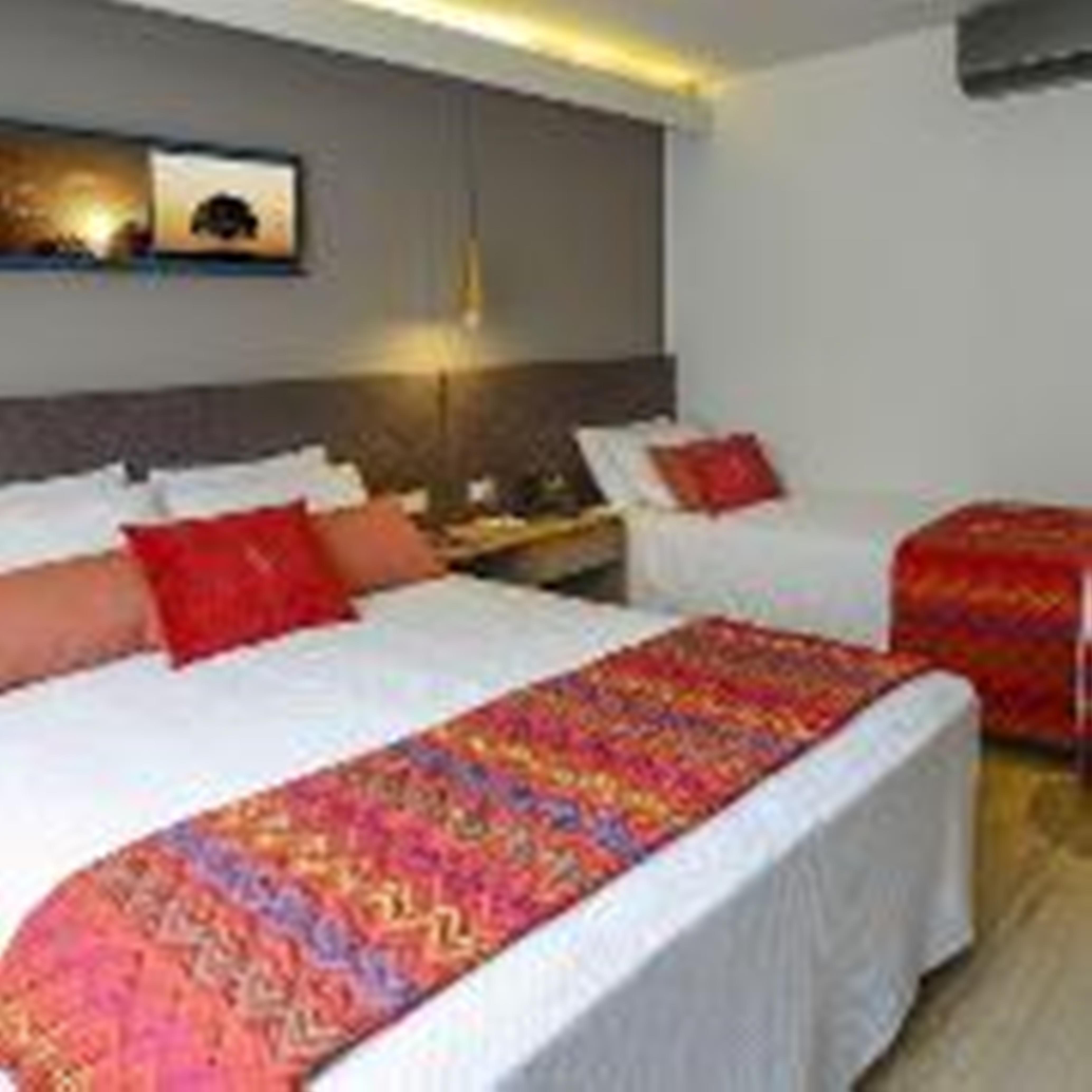 Hotel Laghetto Stilo Centro Грамаду Экстерьер фото A bed runner