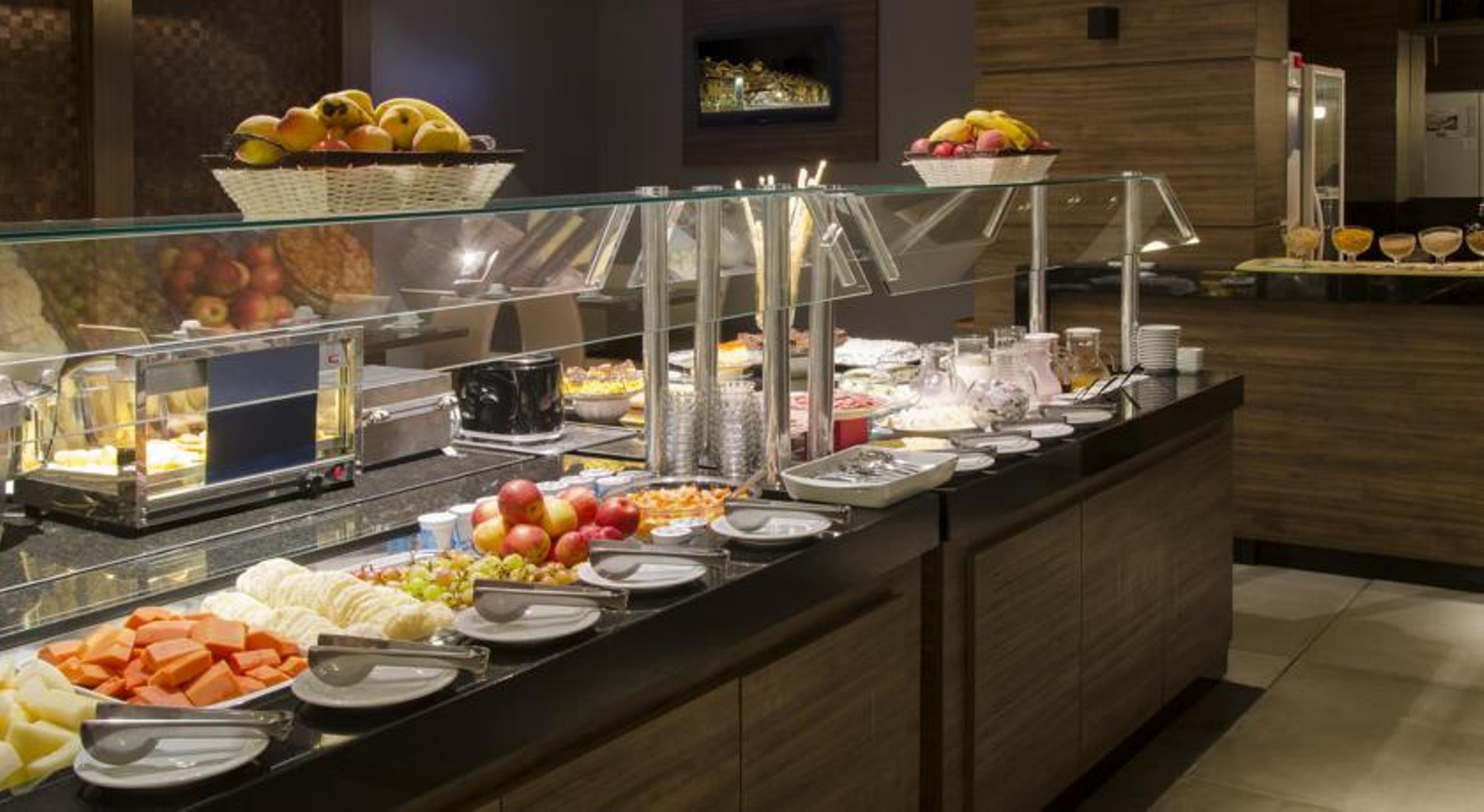 Hotel Laghetto Stilo Centro Грамаду Экстерьер фото A buffet at a hotel