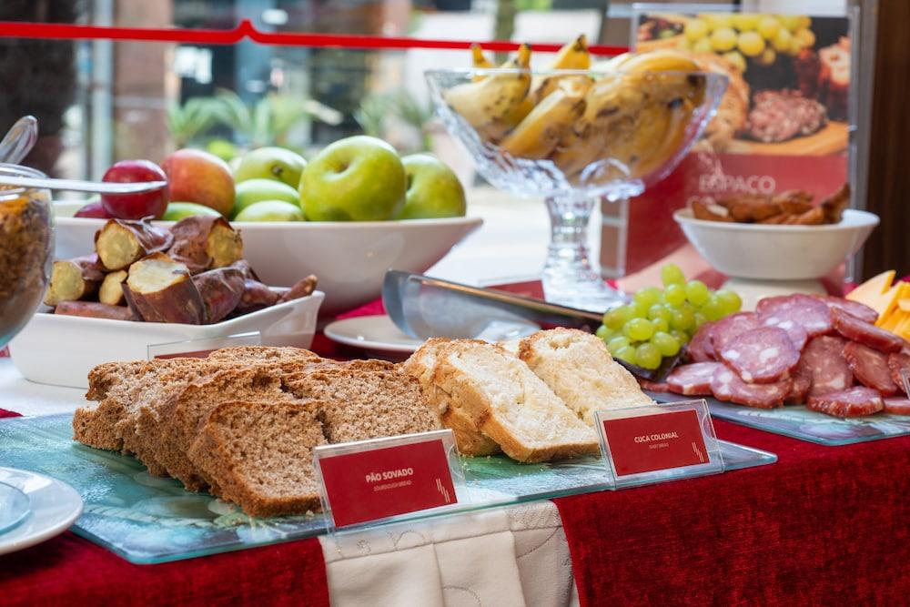 Hotel Laghetto Stilo Centro Грамаду Экстерьер фото A buffet