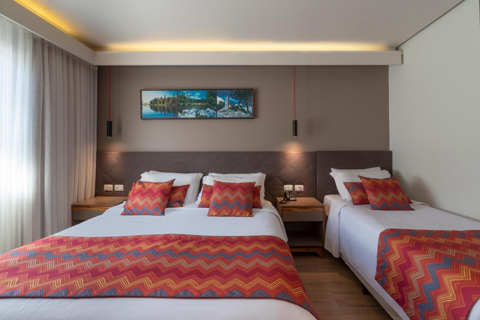 Hotel Laghetto Stilo Centro Грамаду Экстерьер фото Family room