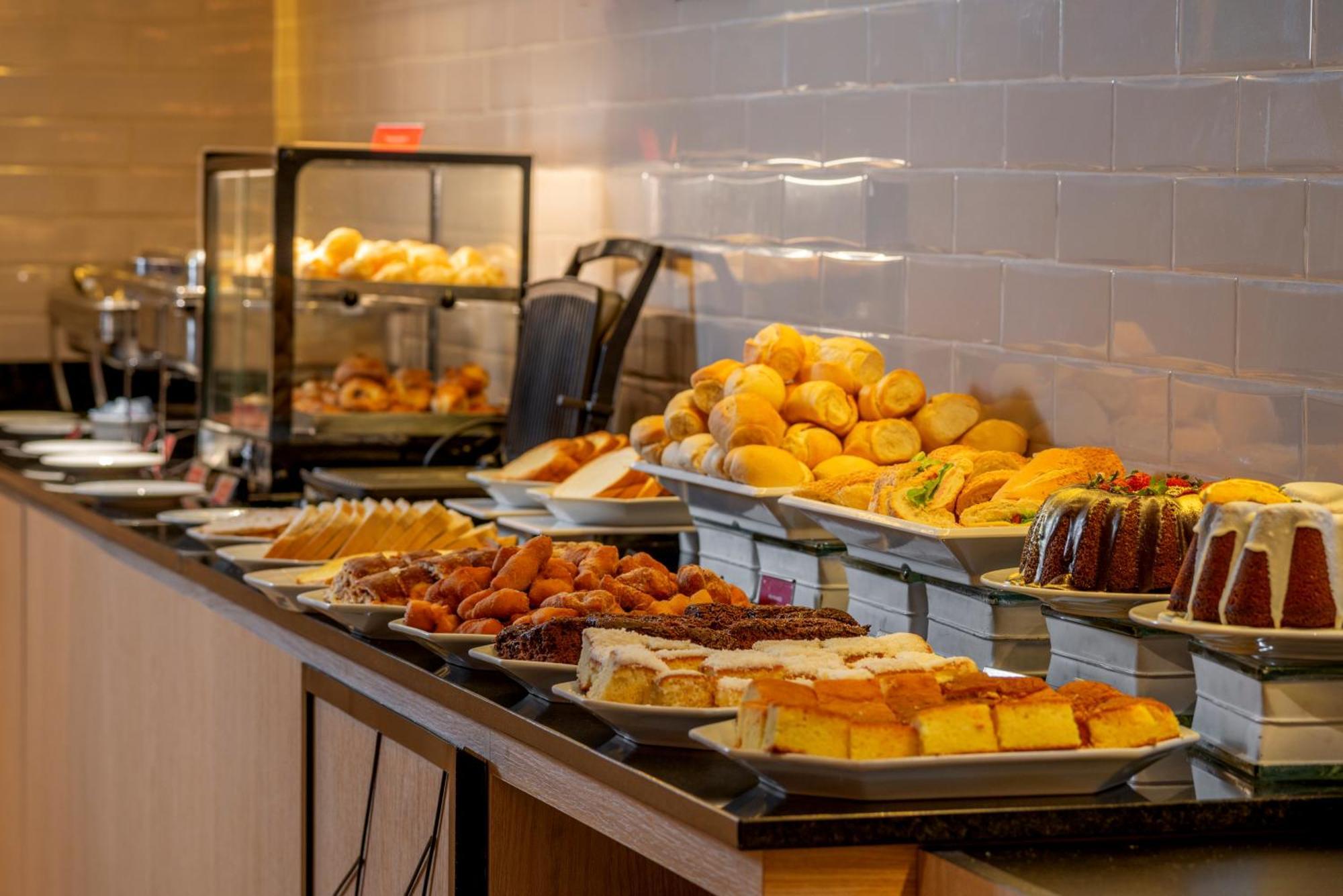 Hotel Laghetto Stilo Centro Грамаду Экстерьер фото A selection of pastries at a buffet