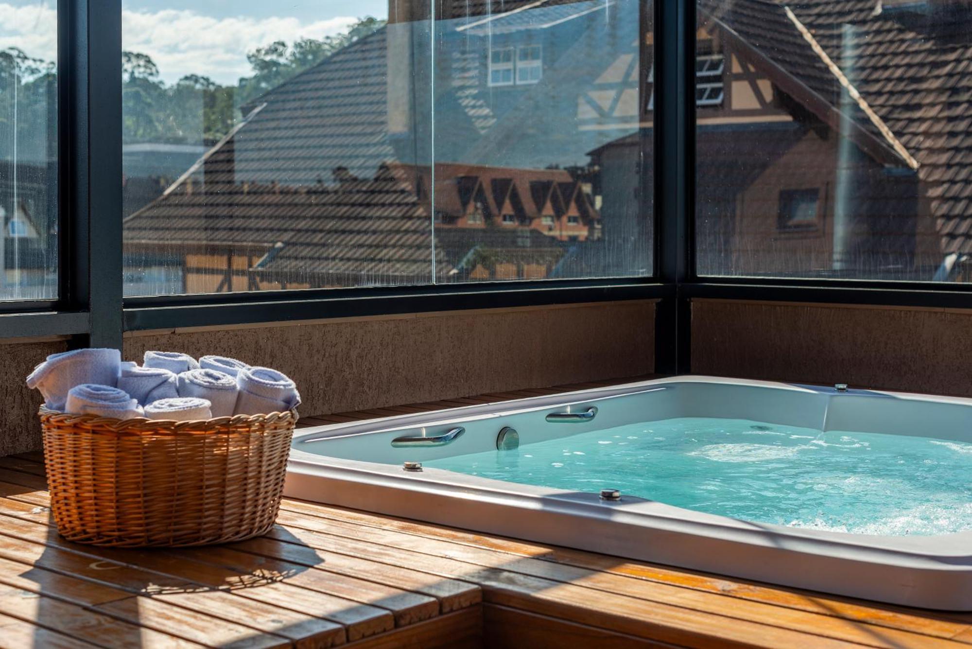 Hotel Laghetto Stilo Centro Грамаду Экстерьер фото A hot tub