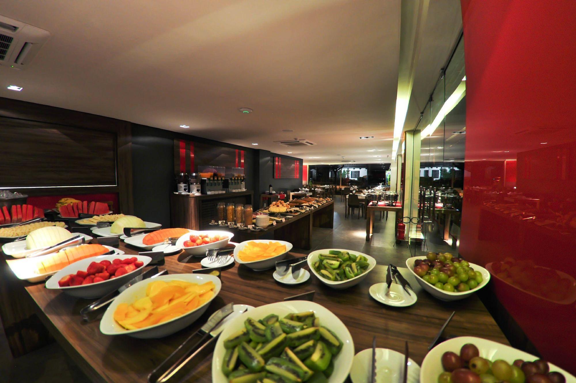 Hotel Laghetto Stilo Centro Грамаду Экстерьер фото A buffet at a hotel